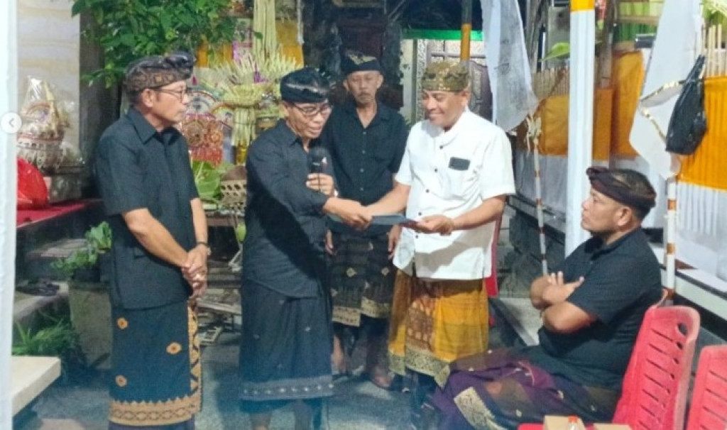 Wujud Program Smartvillage, Kegiatan Penyerahan Kartu Keluarga Baru dan Akta Kematian di Banjar Padang Bali Desa Dalung